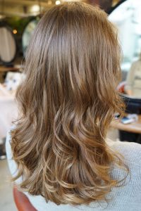 セミロング　パーマ　髪型　ヘアカタログ