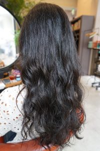 黒髪　デジタルウェーブパーマ　セミロングヘア