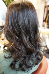 セミロング　パーマ　髪型　ヘアカタログ