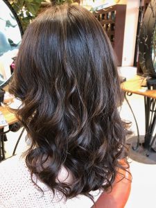 セミロング　パーマ　髪型　ヘアカタログ