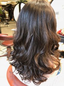 セミロング　パーマ　髪型　ヘアカタログ