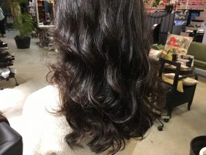 セミロング　パーマ　髪型　ヘアカタログ