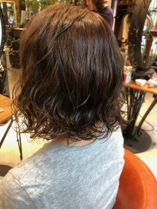 ムースでスタイリングしたパーマスタイル