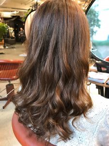 セミロング　パーマ　髪型　ヘアカタログ