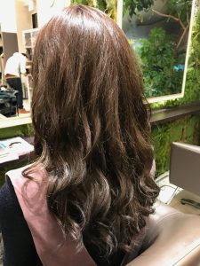 セミロング　パーマ　髪型　ヘアカタログ