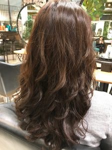 セミロング　パーマ　髪型　ヘアカタログ