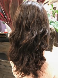 セミロング　パーマ　髪型　ヘアカタログ