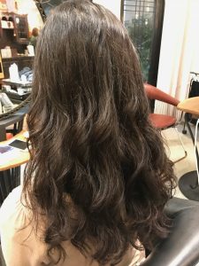 セミロング　パーマ　髪型　ヘアカタログ