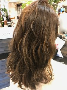 セミロング　パーマ　髪型　ヘアカタログ