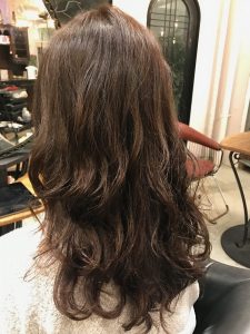 セミロング　パーマ　髪型　ヘアカタログ