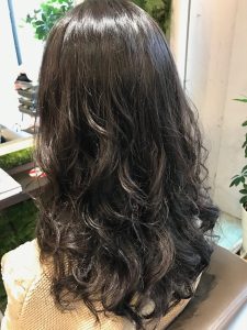 セミロング　パーマ　髪型　ヘアカタログ