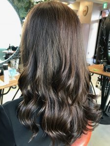 セミロング　パーマ　髪型　ヘアカタログ