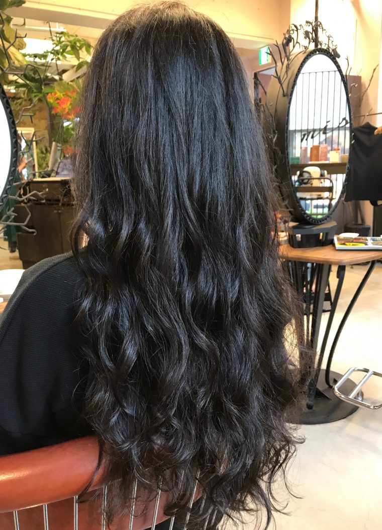 黒髪ロングでパーマをかけたい人のための黒髪パーマヘアの参考記事 コテ巻き風パーマと韓国風パーマが得意な美容師