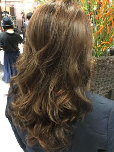 セミロング　パーマ　髪型　ヘアカタログ