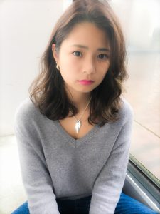 セミロング　パーマ　髪型　ヘアカタログ