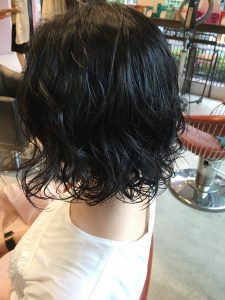 ムースでスタイリングしたパーマスタイル