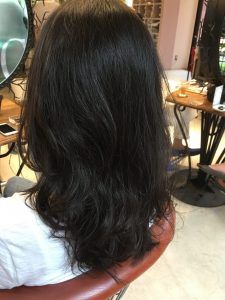 黒髪外国人風デジタルウェーブパーマの髪型
