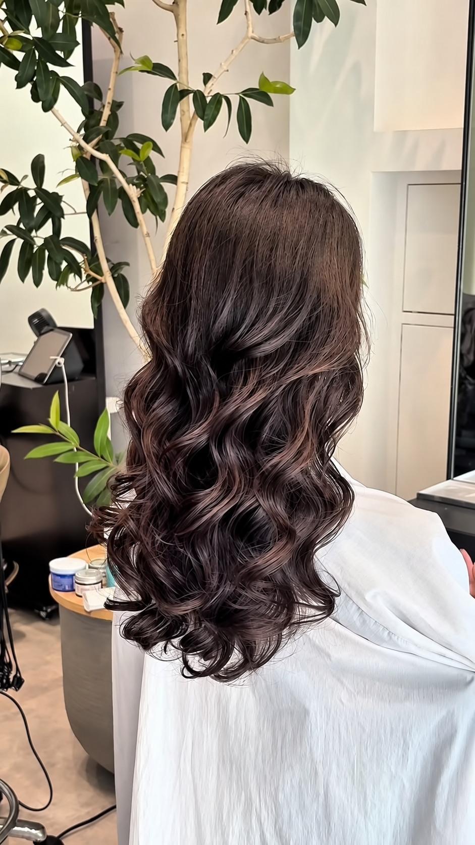 Dark brown long hair with large S-shaped digital perm curls
